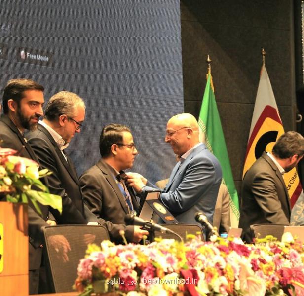 رییس پارک علم و فناوری سیستان و بلوچستان از وزیر علوم نشان سرو دریافت کرد